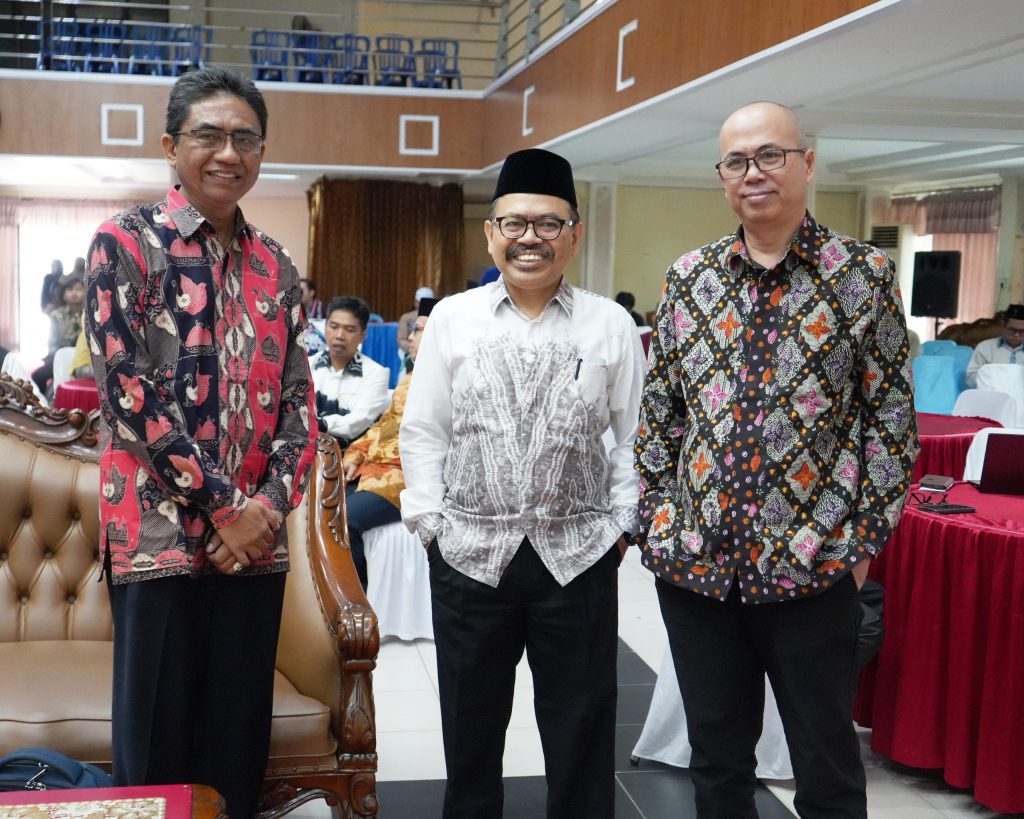 Rektor UIN Antasari Prof. Dr. H. Mujiburrahman, M.A. (tengah) saat berfoto bersama para tamu luar daerah (Foto:Humas/Hadi Rustami)