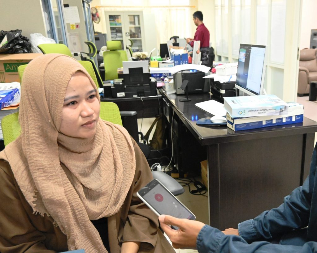 Rizki Ananda, peserta seleksi penerima KIP Kuliah 2023 saat diwawancarai Humas (Foto:Humas/Hadi Rustami)