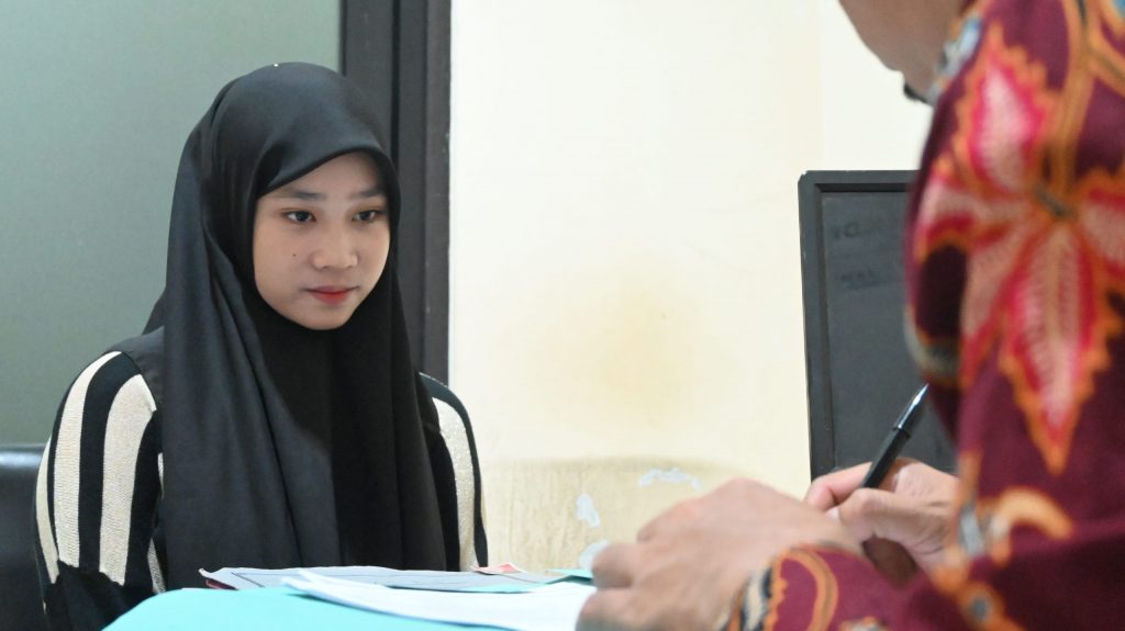 Salah satu peserta seleksi penerima KIP Kuliah 2023 saat bersiap diwawancarai (Foto:Humas/Achmad Magfur)