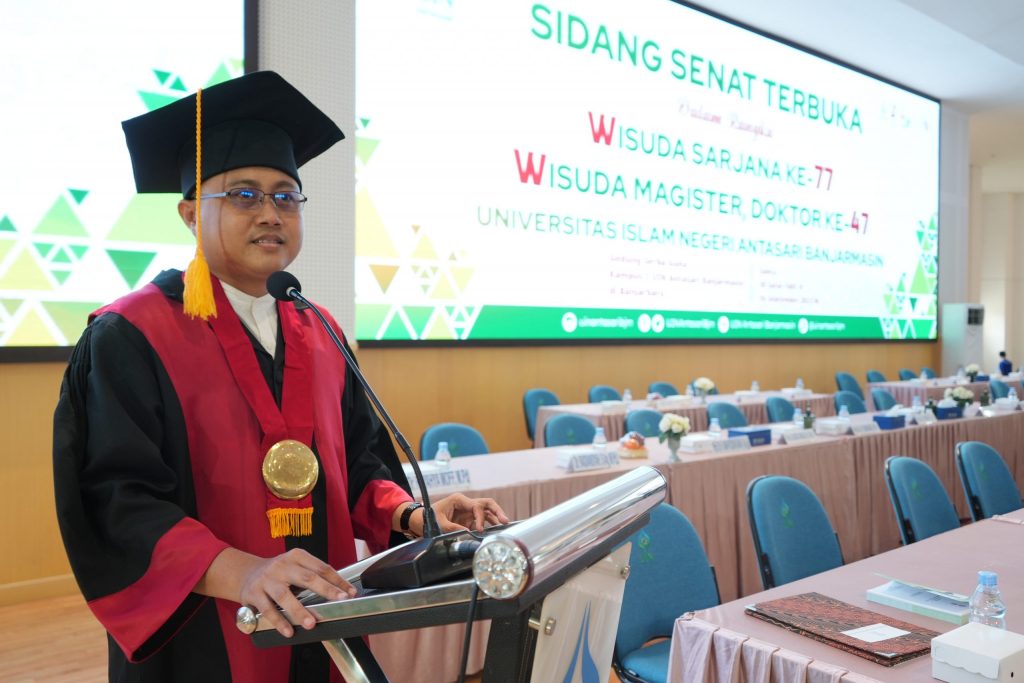 Sya'ban Husin Mubarak, M.H.I. saat berdiri di podium sebagai wisudawan terbaik (Foto:Humas/Achmad Magfur)