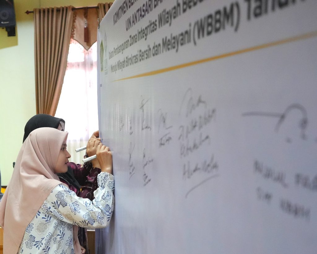 Tim Pembangunan Zona Integritas UIN Antasari saat ikut membubuhkan tanda tangan komitmen (Foto:Humas/Hadi Rustami)