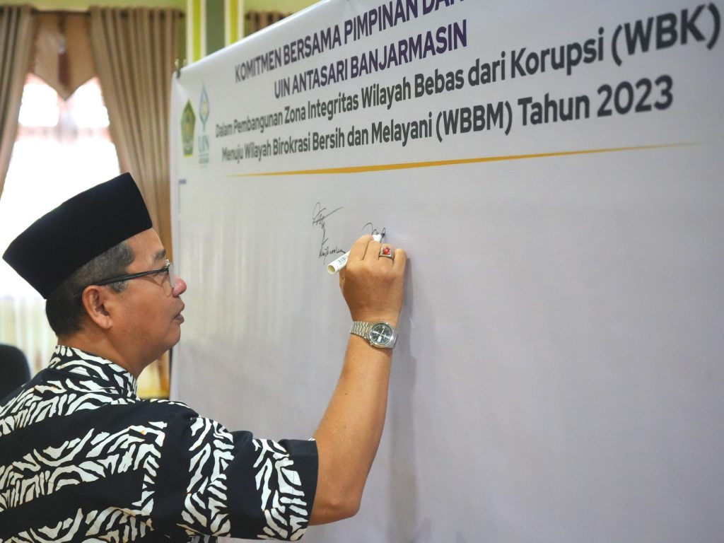 Wakil Rektor UIN Antasari Bidang AUPK Dr. H. Akhmad Sagir, M.Ag. saat membubuhkan tanda tangan (Foto:Humas/Hadi Rustami)