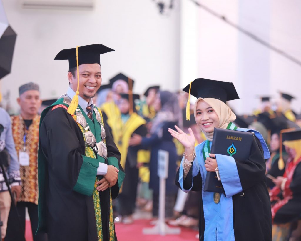 Wisudawati berbahagia di Upacara Wisuda Sarjana ke-77 UIN Antasari Banjarmasin (Foto:Humas/Yulida Rifani)