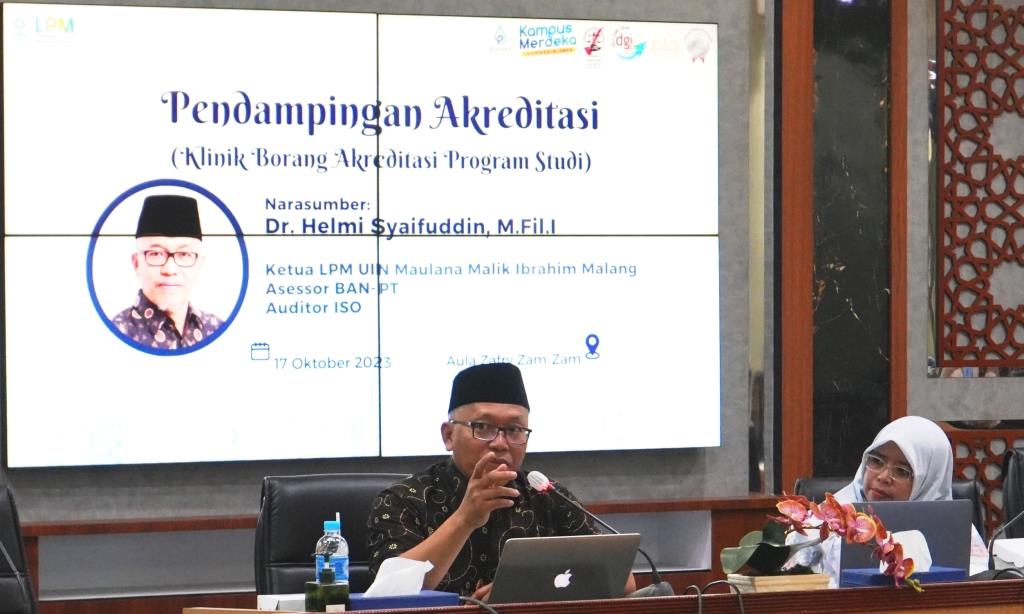 Asesor BANPT Dr. Helmi Syaifuddin, M.Fil.I. saat melakukan pendampingan di UIN Antasari (Foto Humas Hadi Rustami)