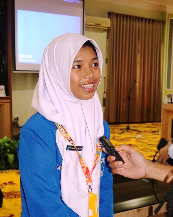 Aulia Najwasilmi Felisitia, siswi kelas X MAN IC Tala saat diwawancarai Humas (Foto:Mikwa/Muhammad Robby)