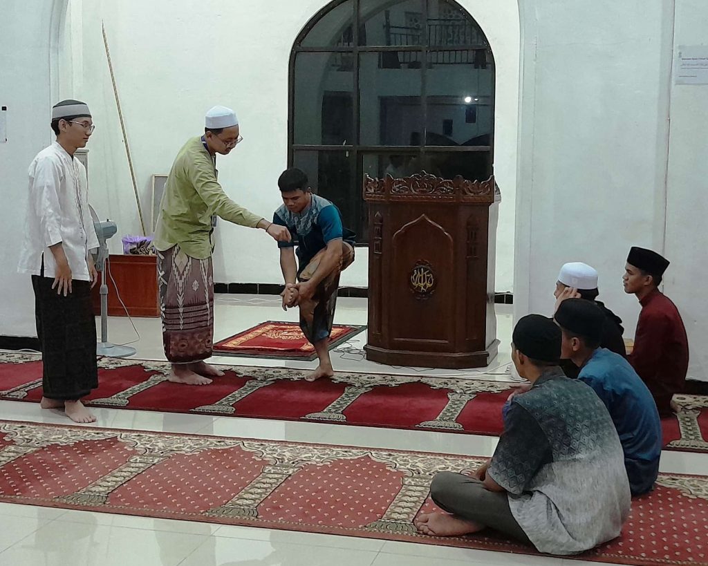 Belajar praktik wudu di Kajian Taharah bersama mahasiswa KKN UIN Antasari di Dusun Cabai.