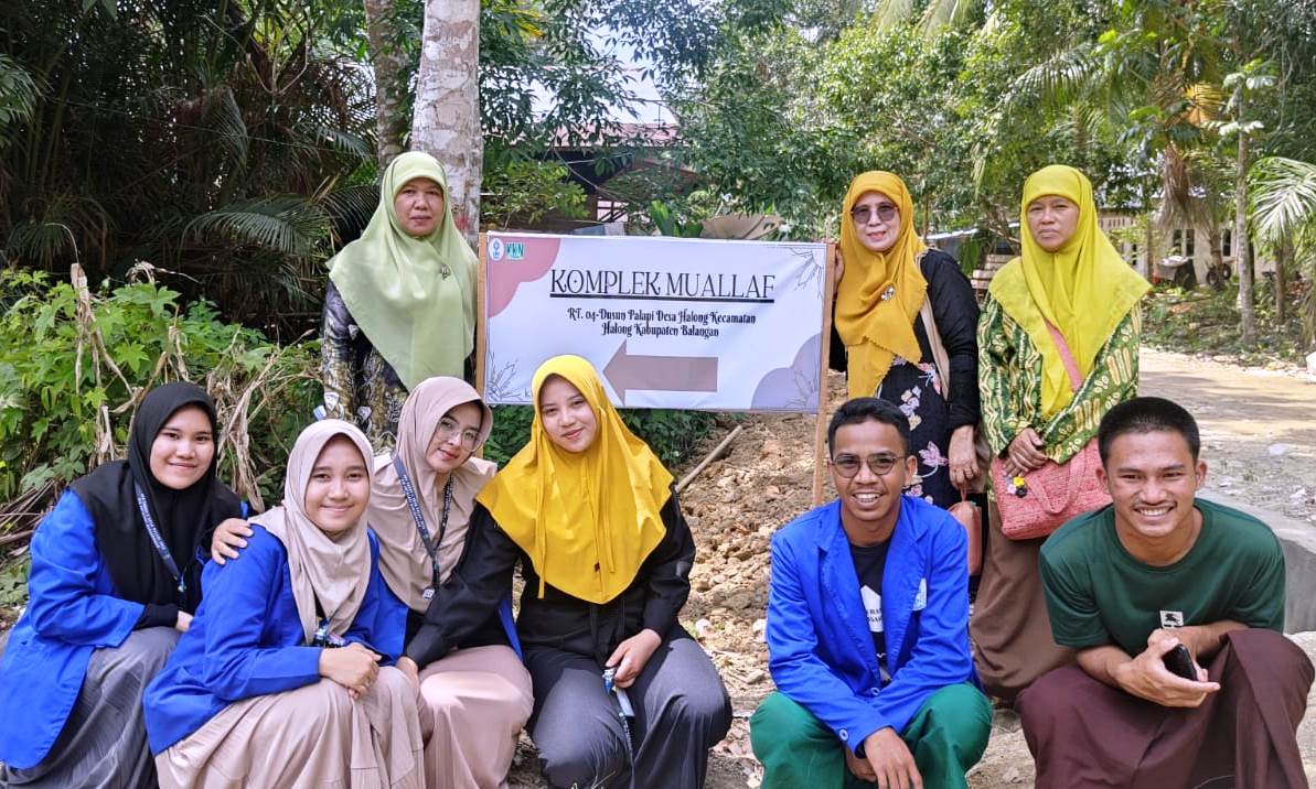 Berfoto bersama Mahasiswa KKN di Dusun Palapi Desa Halong, Kecamatan Halong, Kabupaten Balangan.