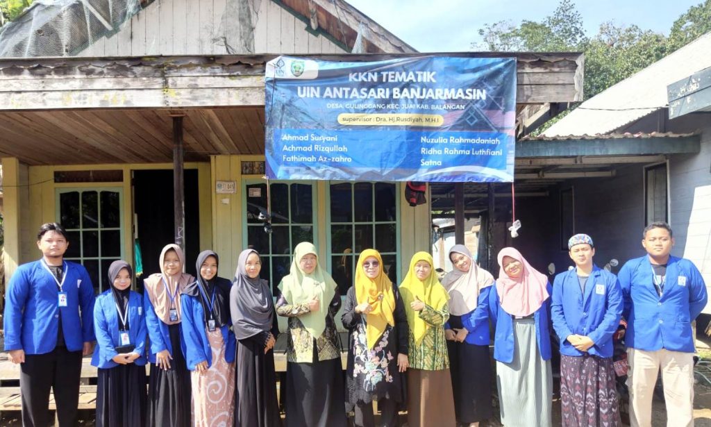 Berfoto bersama mahasiswa KKN di Desa Gulinggang, Kecamatan Juai, Kabupaten Balangan.
