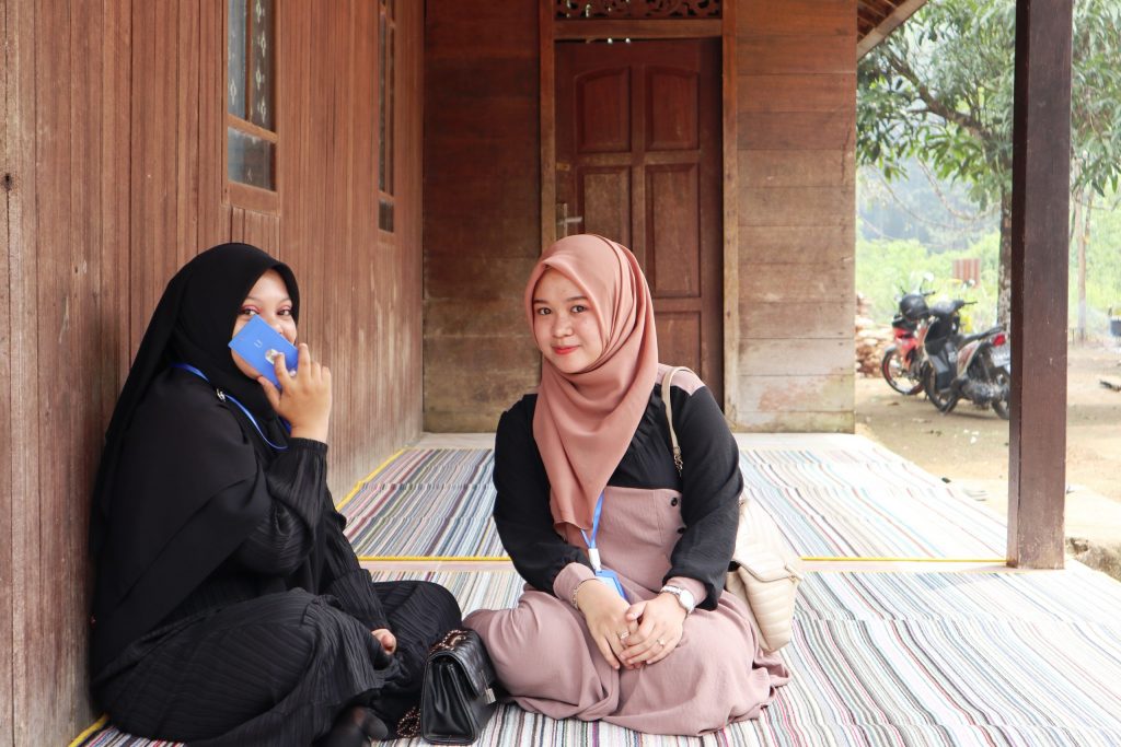 Dua mahasiswi KKN Posko RT 1 Patikalain saat hadir di Dusun Papagaran (Foto:Humas/Achmad Magfur)