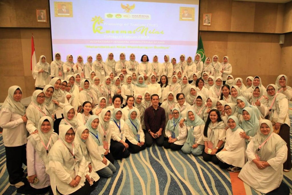 Foto bersama Ketua DWP UIN Antasari Hj. Mariani, S.Ag., S.Pd.I. dengan seluruh peserta ToT Tahap 2.