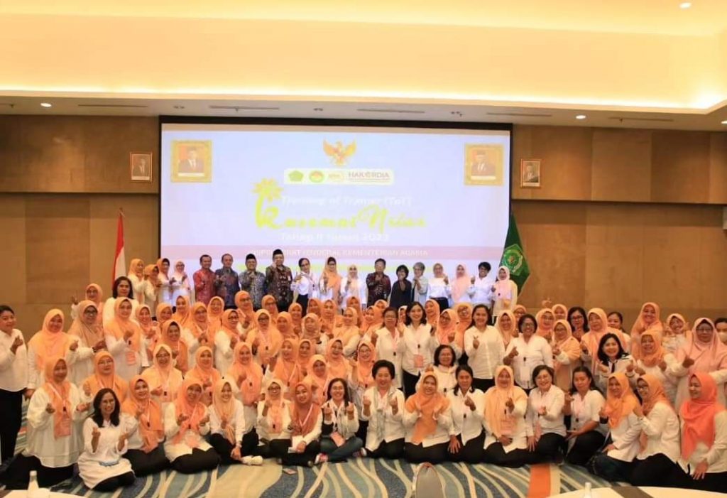 Foto bersama Ketua DWP UIN Antasari Hj. Mariani, S.Ag., S.Pd.I. dengan seluruh peserta ToT tahap II usai acara pembukaan.