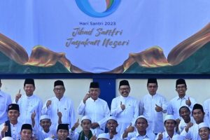 Foto bersama Rektor UIN Antasari dengan para mahasantri di Peringatan Hari Santri 2023 9 (Foto Humas Hadi Rustami) - Copy