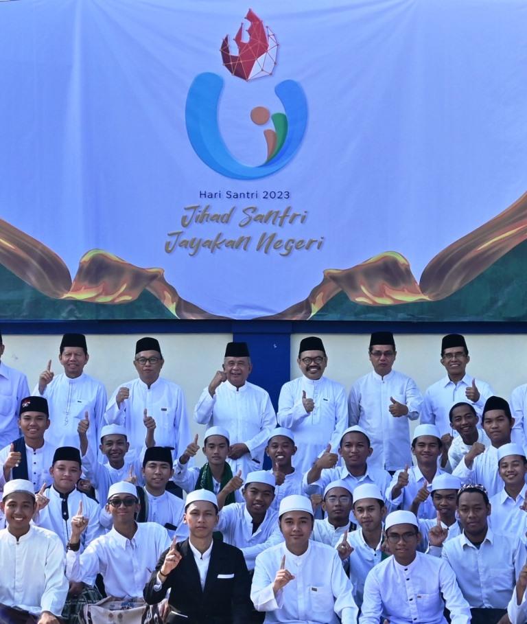 Foto bersama Rektor UIN Antasari dengan para mahasantri di Peringatan Hari Santri 2023 9 (Foto Humas Hadi Rustami) - Copy