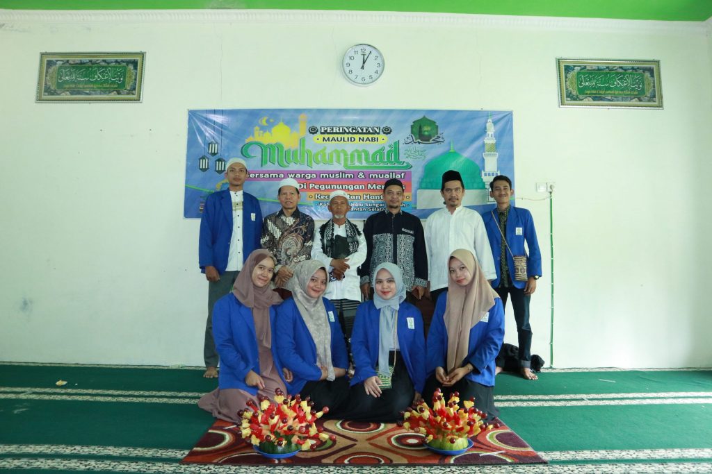 Foto bersama dengan Mahasiswa KKN Posko Cabai (Foto:Humas/Achmad Magfur)