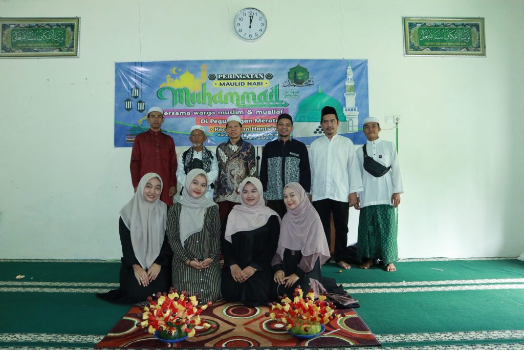 Foto bersama dengan Mahasiswa KKN Posko Papagaran (Foto:Humas/Achmad Magfur)