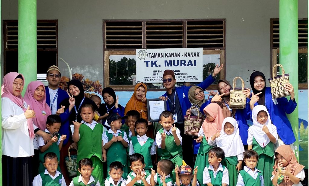 Foto bersama guru dan murid TK Murai usai sosialisasi makanan sehat oleh Mahasiswa KKN UIN Antasari, Selasa (19/09/2023).