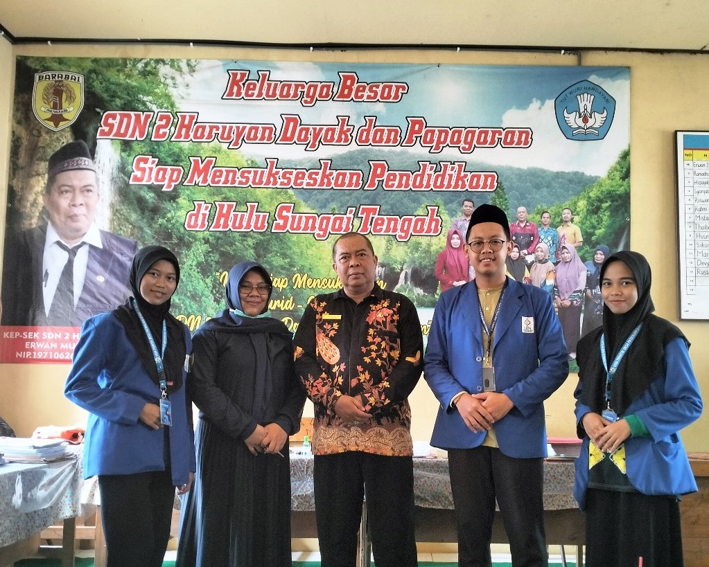 Foto bersama mahasiswa KKN UIN Antasari dengan Kepala SDN 2 Haruyan Dayak Erwan Mustapa.