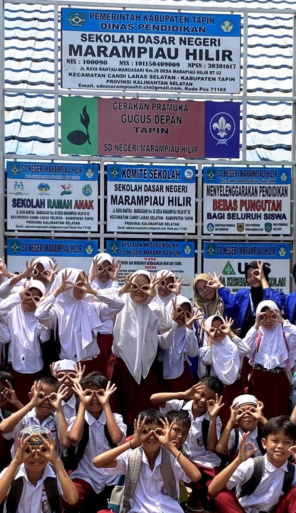 Foto bersama mahasiswa KKN UIN Antasari dengan para murid SDN Marampiau Hilir.