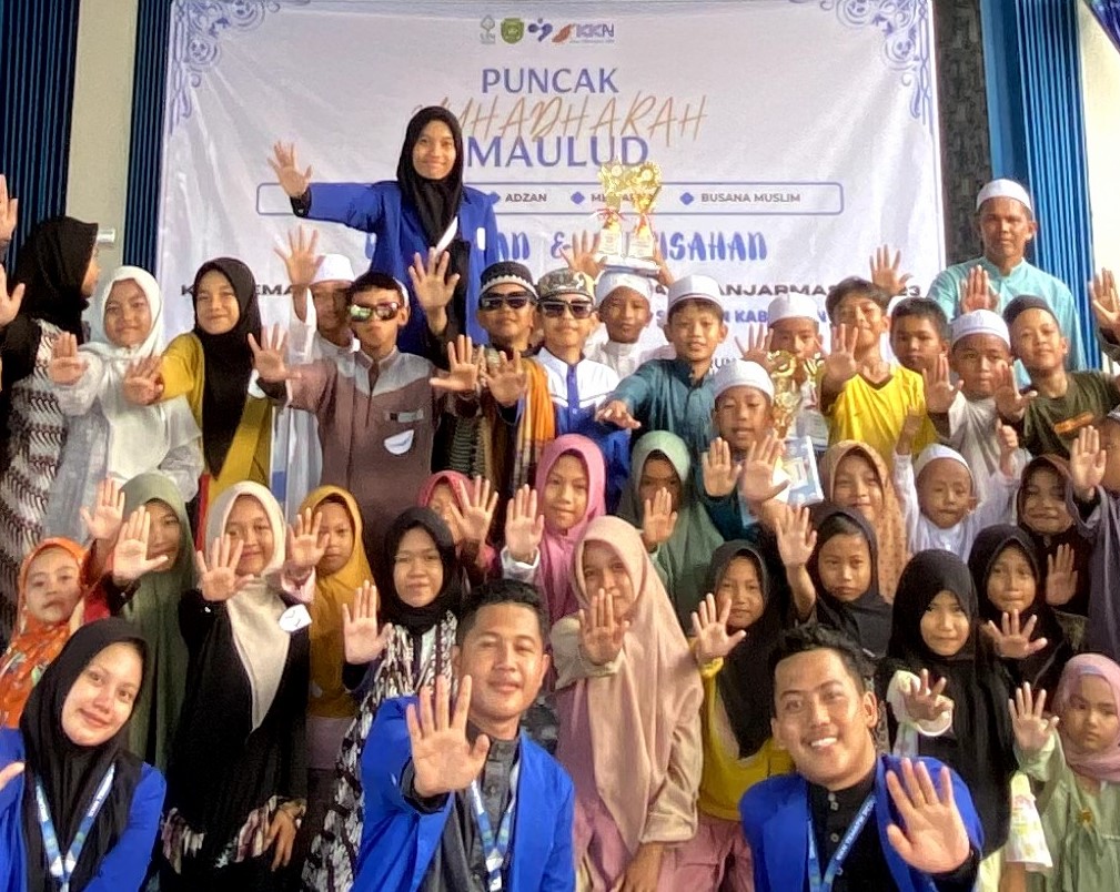 Foto bersama mahasiswa KKN UIN Antasari dengan para peserta lomba peringatan maulid.