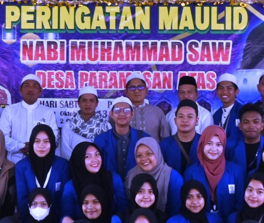 Foto bersama mahasiswa KKN usai membantu pelaksanaan peringatan maulid 1445 h di Desa Paramasan Atas