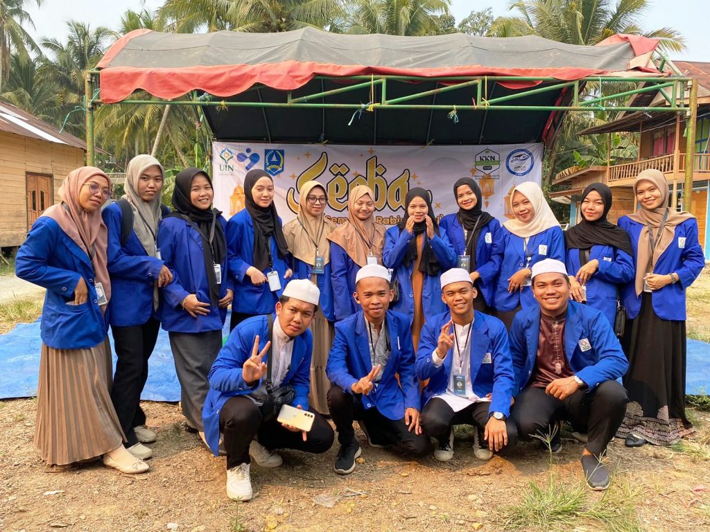 Foto bersama panitia usai menggelar serangkaian lomba.