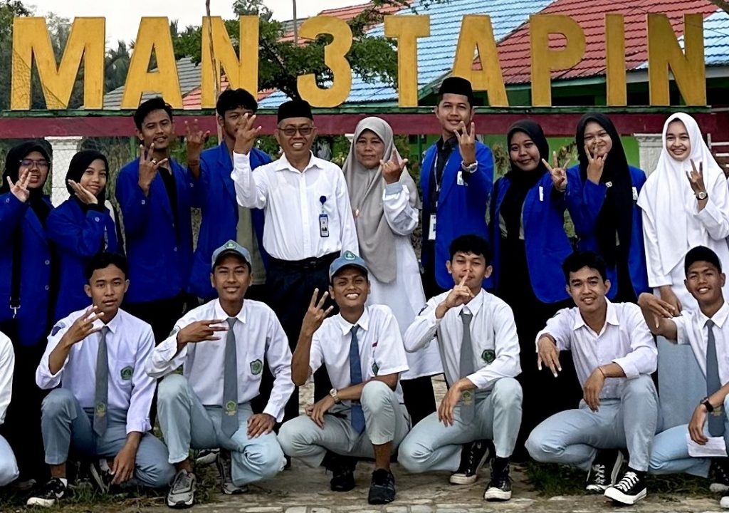 Foto bersama para mahasiswa KKN UIN Antasari dengan guru dan siswa MAN 3 Tapin.