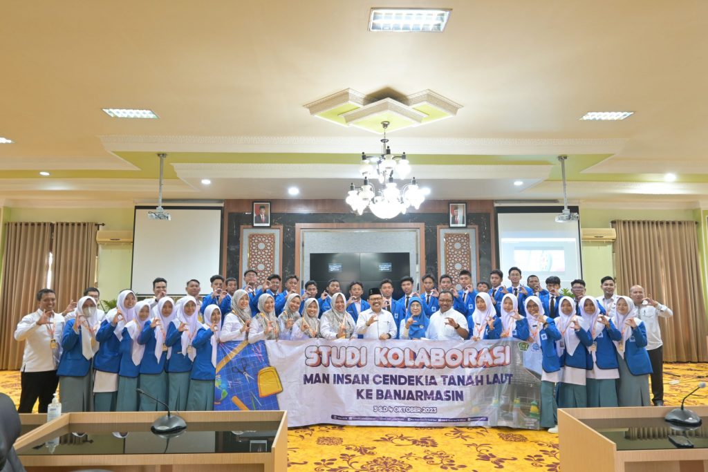 Foto bersama rombongan MAN IC Tala dengan Pimpinan UIN Antasari (Foto:Humas/Achmad Magfur)