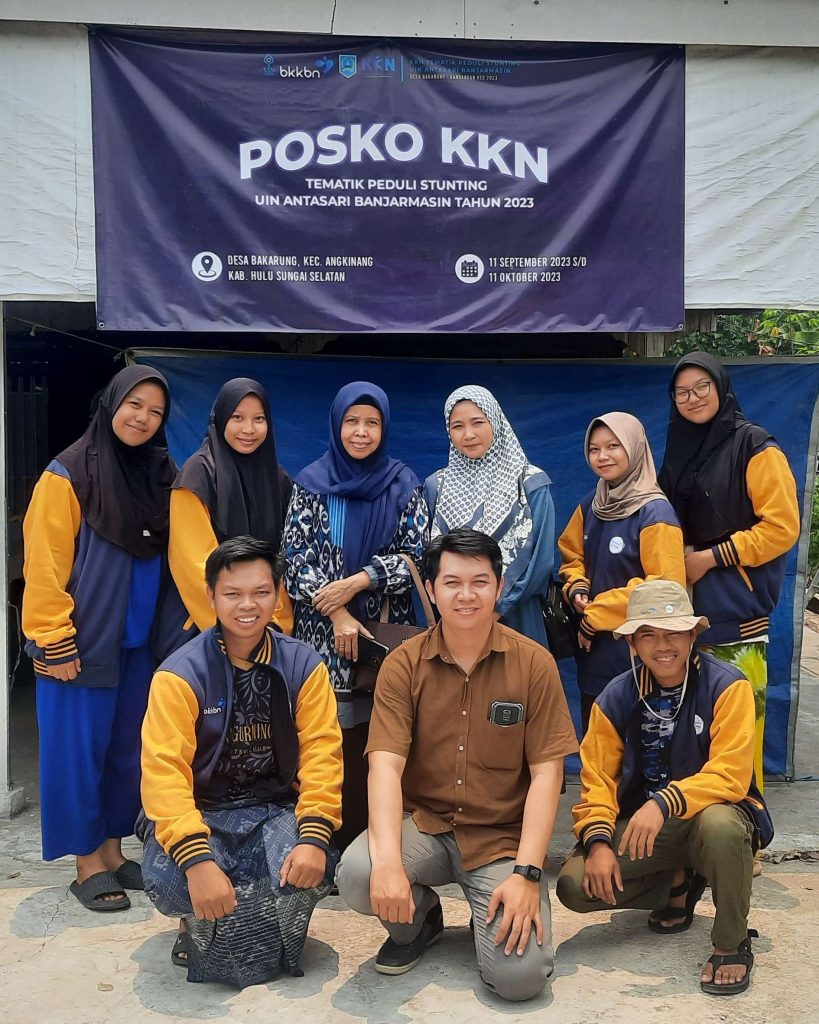 Foto bersama tim Monev di Posko KKN Desa Bakarung.