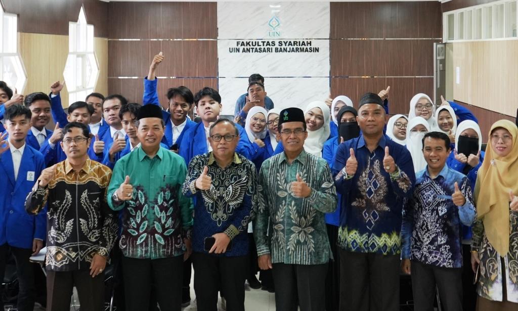 Foto bersama usai pembukaan PBAK Mahasiswa Asing 2023 (Foto:Humas/Hadi Rustami)