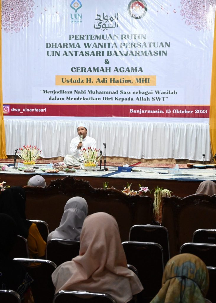Guru H. Adi Hatim, M.H.I. saat memberikan tausiah di Peringatan Maulid 1445 H DWP UIN Antasari (Foto:Humas/Hadi Rustami)