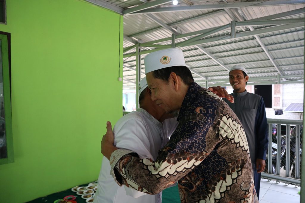 Guru H. Mas'udi saat bertemu dengan kakak angkatan sewaktu di Pesantren Ibnul Amin Pemangkih (Foto:Humas/Achmad Magfur)