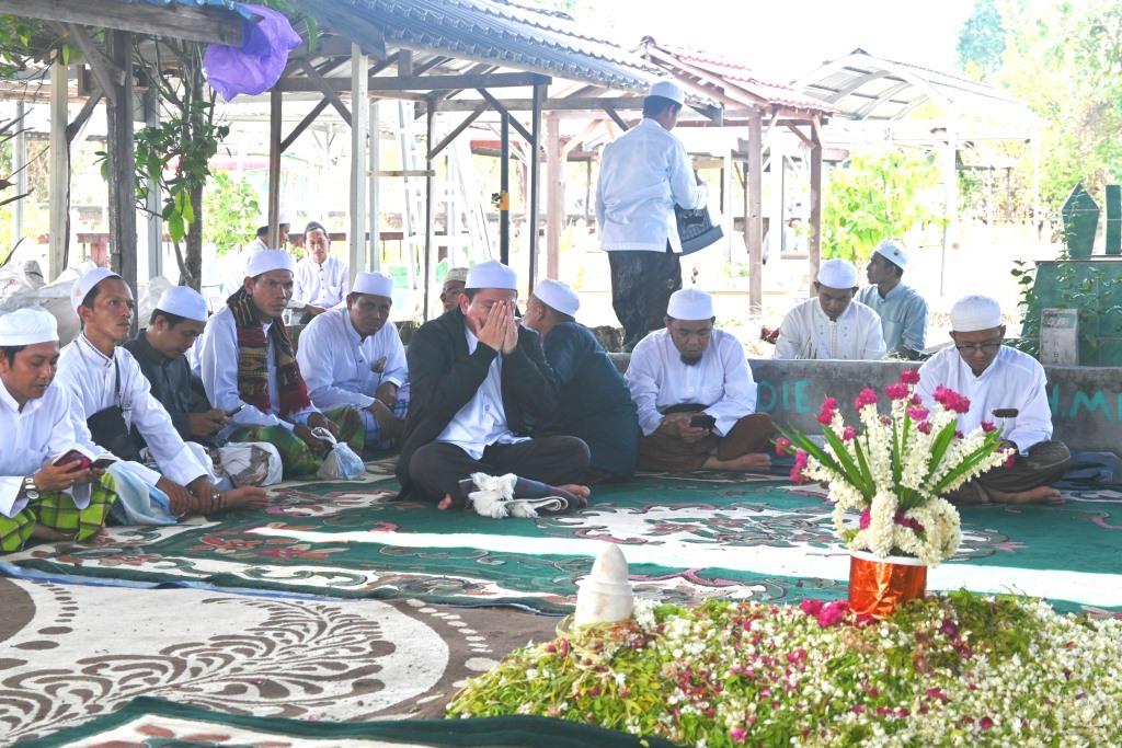 Jemaah saat takziah di makam Guru Hatim (Foto:Humas/Achmad Magfur)