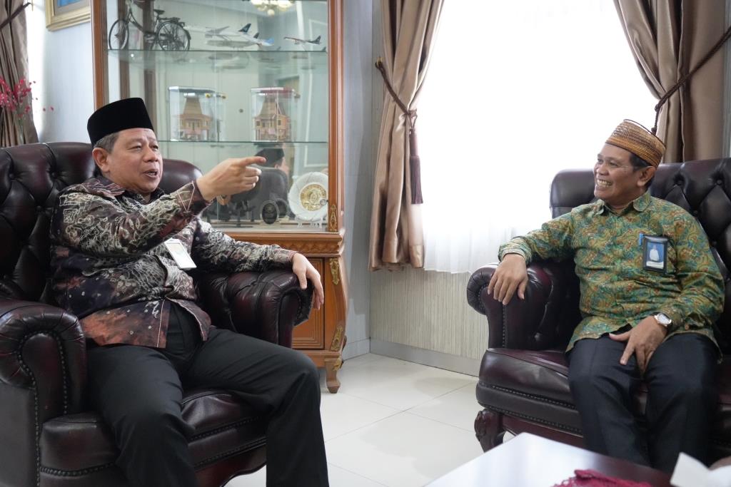 Kakanwil Kemenag Kalsel Dr. Drs. H. M. Tambrin, M.M.Pd. (kiri) saat berbincang dengan Karo AUPKK UIN Antasari Dr. H. Adnan Nota, M.A. (kanan). Foto:Humas/Achmad Magfur