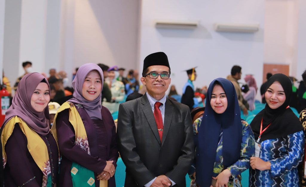 Karo AAKK Drs. H. Rijalul Faqih, M.Si., M.E.I. saat berfoto bersama para pegawai perempuan UIN Antasari (Foto:Tim Humas)