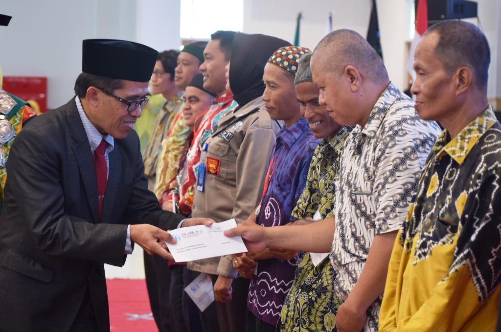 Karo AAKK Drs. H. Rijalul Faqih, M.Si., M.E.I. saat menyerahkan bantuan UPZ UIN Antasari kepada para petugas kebersihan (Foto Tim Humas) - kompres