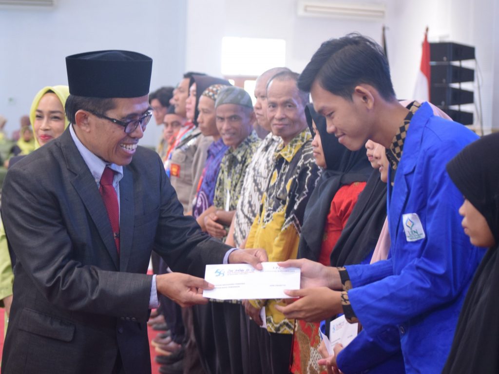 Karo AAKK Drs. H. Rijalul Faqih, M.Si., M.E.I. saat menyerahkan bantuan UPZ UIN Antasari untuk mahasiswa yang membutuhkan saat peringatan Dies Natalis ke-58 UIN Antasari, 23 November 2022(Foto Tim Humas)