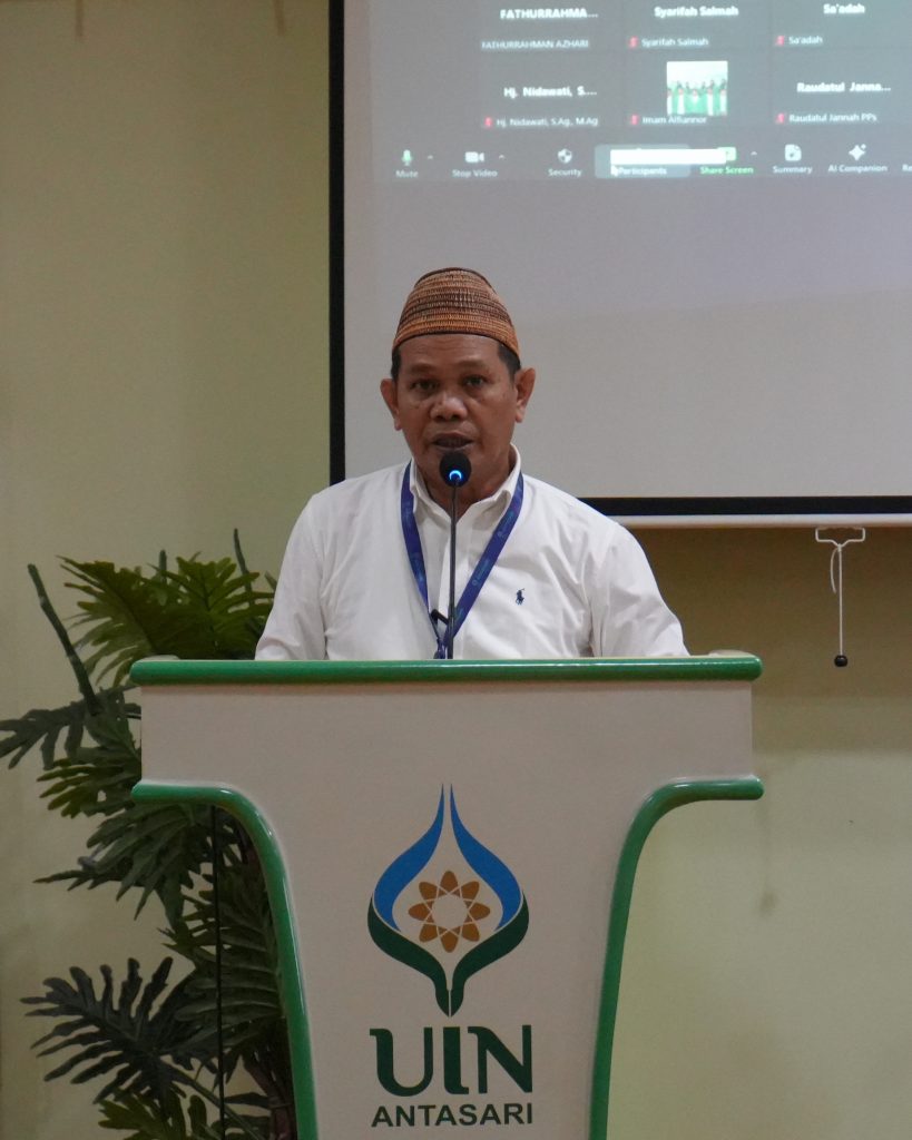 Karo AUPKK UIN Antasari Dr. H. Adnan Nota, M.A. saat menyampaikan laporan panitia (Foto:Humas/Hadi Rustami)