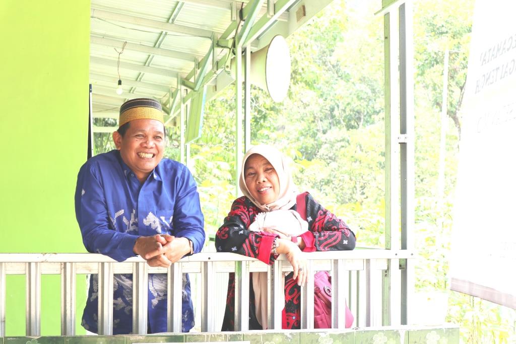 Karo AUPKK bersama istri saat di desa Patikalaian Foto bersama dengan Mahasiswa KKN Posko Papagaran (Foto Humas Achmad Magfur) kompres