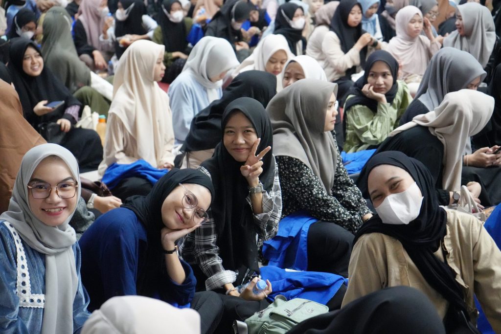 Kegembiraan para mahasiswi sebelum mengikuti Pembekalan KKN (Foto:Humas/Achmad Magfur)