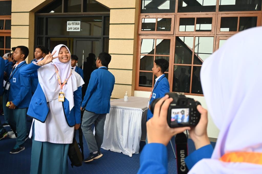 Kegembiraan siswi MAN IC Tala saat berkunjung ke UIN Antasari (Foto:Humas/Achmad Magfur)