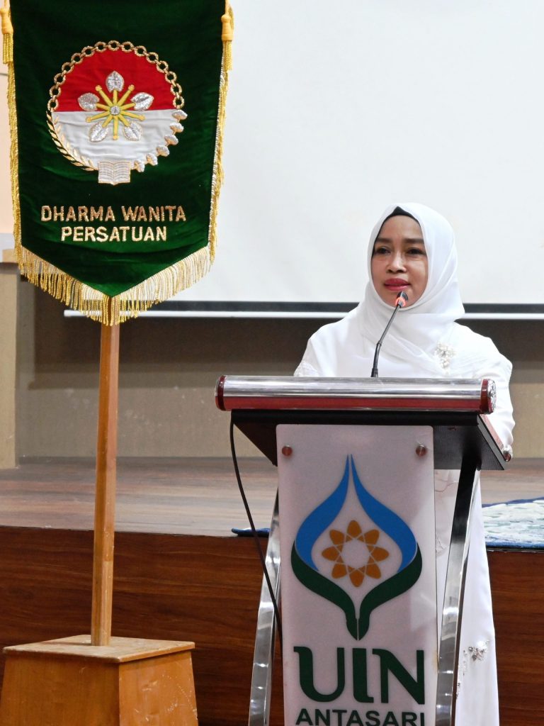 Ketua DWP UIN Antasari Hj. Mariani, S.Ag., S.Pd.I. saat memberikan sambutan (Foto:Humas/Hadi Rustami)