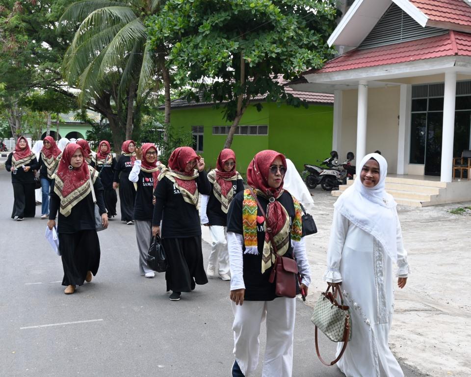Ketua DWP UIN Antasari saat mengajak para tamu dari UINSI Samarinda jalan-jalan di Kampus 1(Foto:Humas/Hadi Rustami)