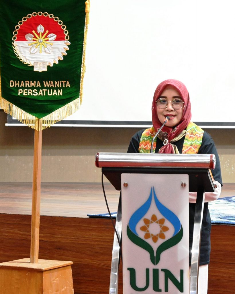 Ketua DWP UINSI Samarinda Dr. Hj. Titi Kadi Ibrahim, M.Pd. saat memberikan sambutan (Foto:Humas/Hadi Rustami)