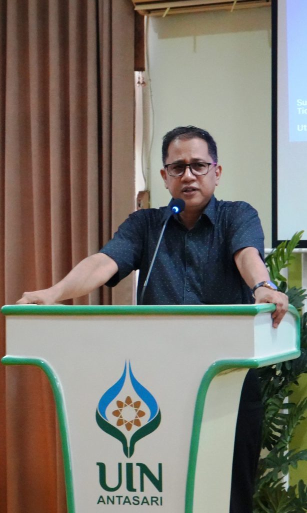 Ketua LPM UIN Antasari Prof. Dr. Syaugi Mubarak Seff, M.A., M.A. saat membuka acara (Foto:Humas/Hadi Rustami)