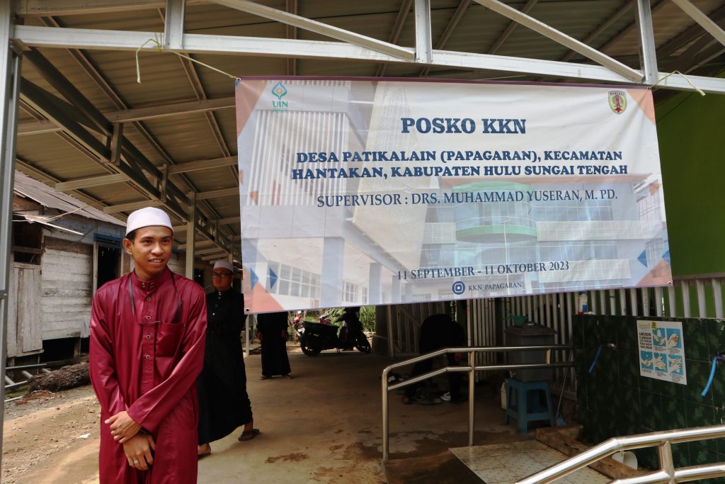 Ketua Posko KKN Dusun Papagaran saat menyambut kedatangan rombongan (Foto:Humas/Achmad Magfur)
