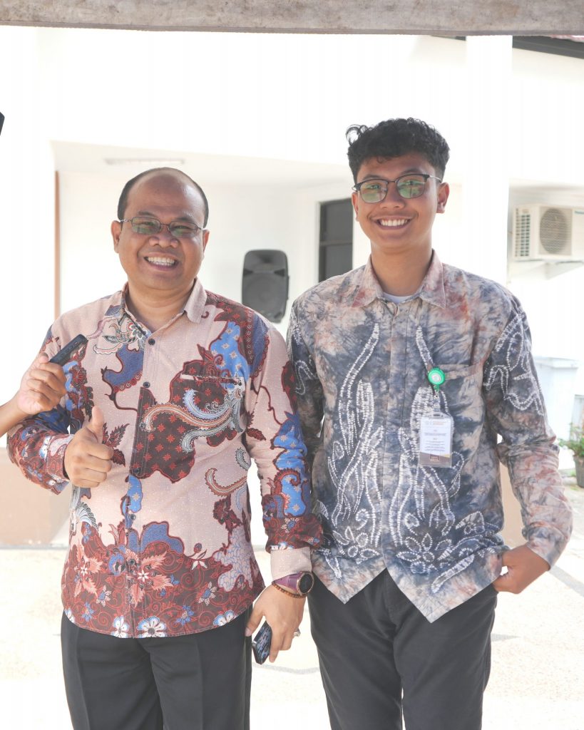 Ketua UPKK UIN Antasari Dr. Taufik Hidayat, M.Kes., Psikolog (kiri) saat memantau kelancaran acara (Foto:Humas/Hadi Rustami)