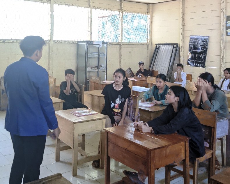 Mahasiswa KKN UIN Antasari saat membantu kegiatan belajar mengajar di SDN 2 Haruyan Dayak.