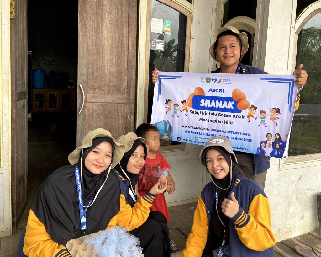 Mahasiswa KKN UIN Antasari saat menyalurkan bantuan program Sabiji Hintalu Gasan Anak (Sihanak) di Marampiau Hilir.