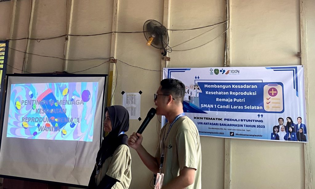 Mahasiswa KKN UIN Antasari saat sosialisasi kesehatan reproduksi di SMAN 1 Candi Laras Selatan, Jumat (29/09/2023).