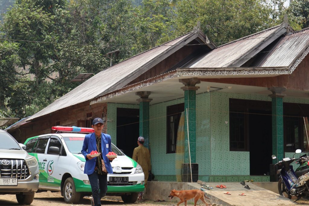 Mahasiswa KKN saat membantu kelancaran acara Peringatan Maulid Nabi Muhammad saw. (Foto:Humas/Achmad Magfur)